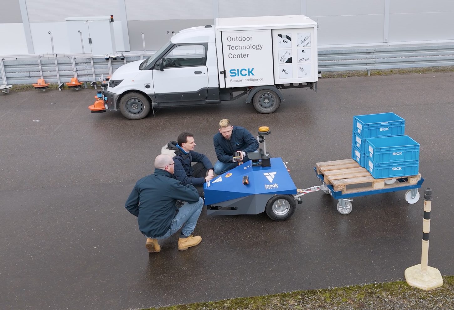 Smarte Sicherheit trifft autonome outdoor-fähige Robotik: INDUROS mit SICK-Sensorik im Praxiseinsatz