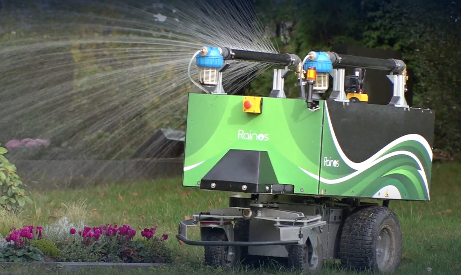 Gießroboter RAINOS, genannt „Gießbert“, bewässert ein Blumenbeet auf einem Friedhof – Thema im WDR-Bericht