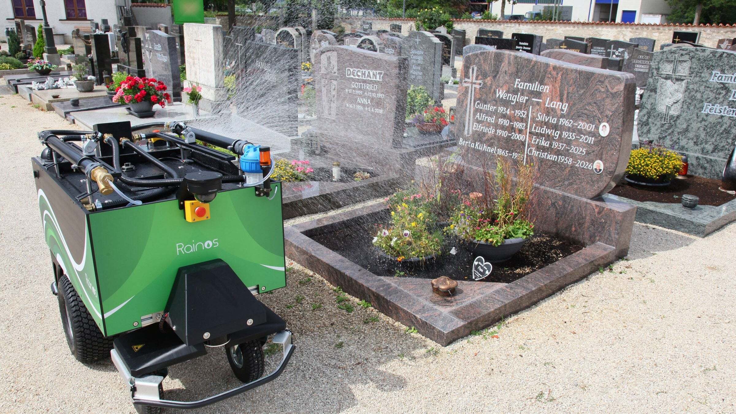 Autonomer Gießroboter RAINOS bewässert Gräber auf einem Friedhof – die ersten RAINOS 2.0 gehen in den Praxiseinsatz