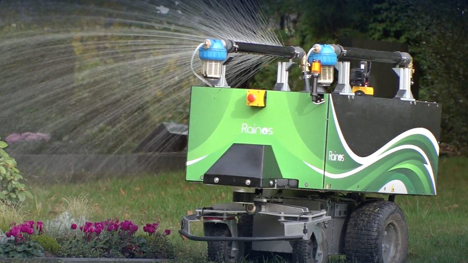 Autonomer Gießroboter RAINOS versprüht mit zwei Düsen Wasser über Blumenbeete