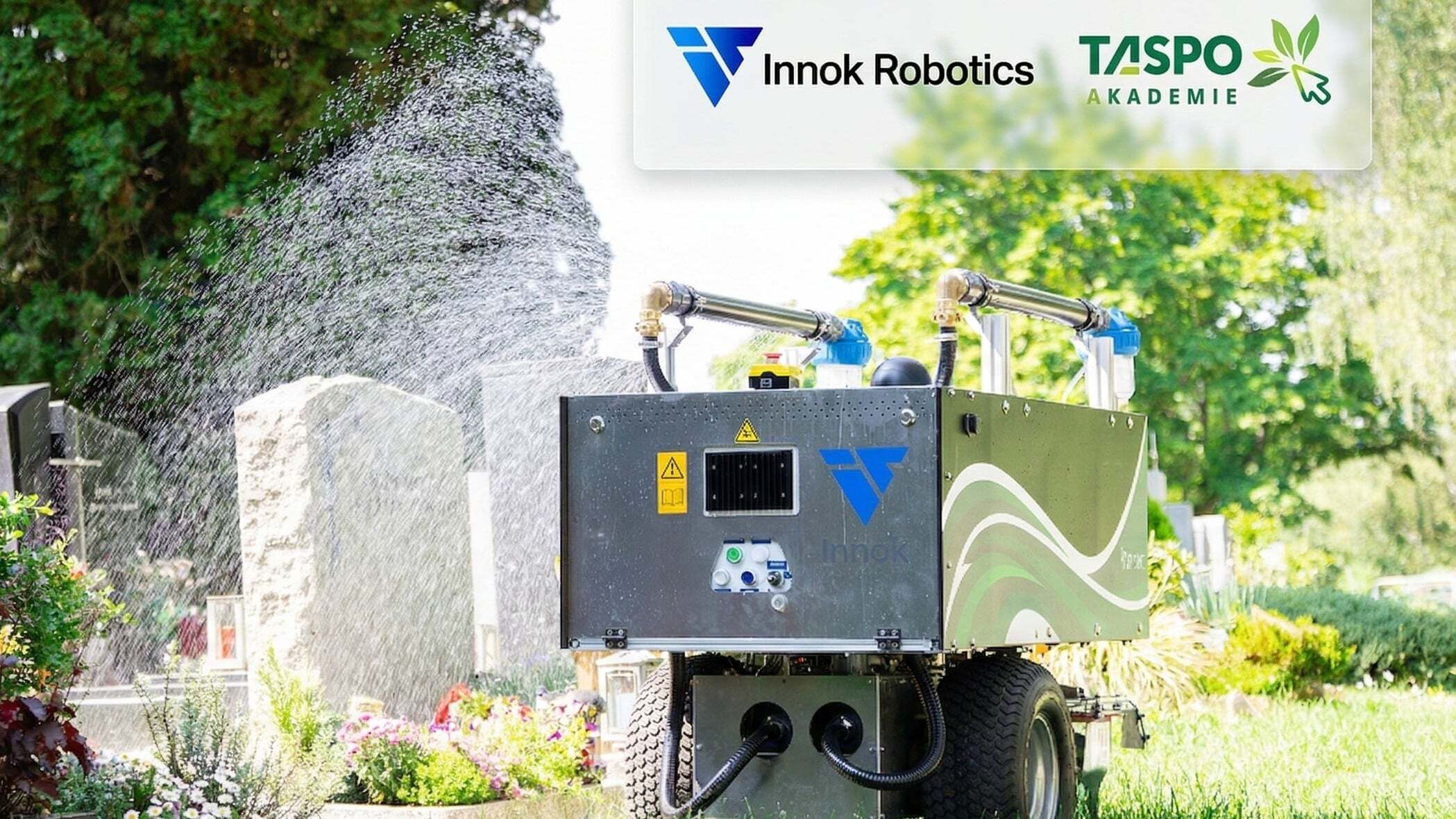 Autonomer Gießroboter RAINOS bewässert Gräber auf einem Friedhof, mit Logos von Innok Robotics und TASPO Akademie
