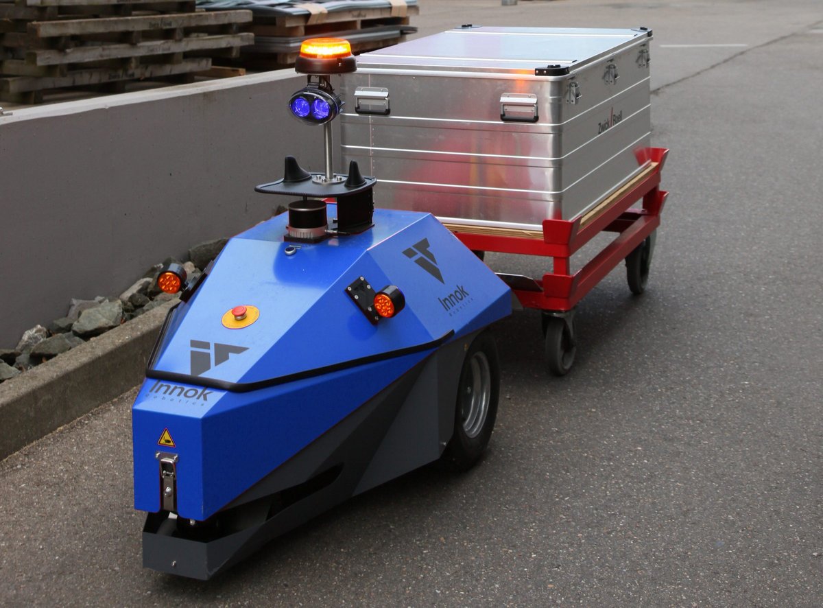 INDUROS Transportroboter zieht einen Transportwagen im Außenbereich bei ZwickRoell