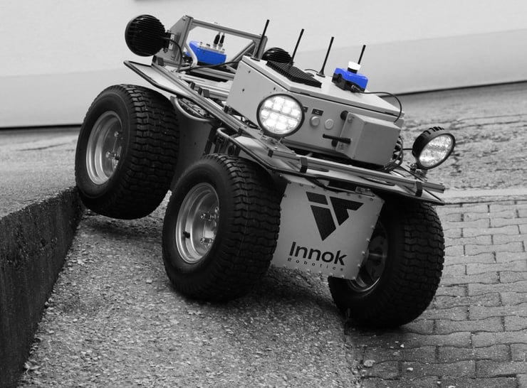 HEROS Roboterplattform überwindet eine Bordsteinkante