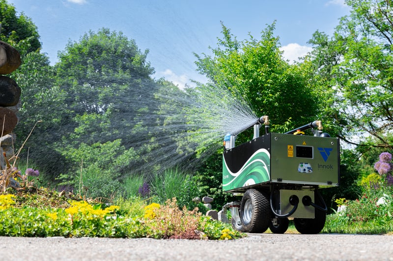 RAINOS Gießroboter bewässert Blumenbeete