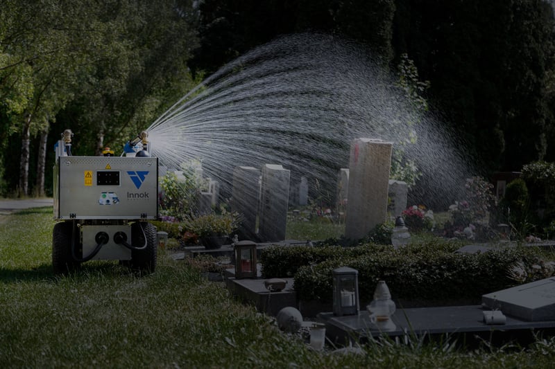 RAINOS gießt nachts auf dem Friedhof