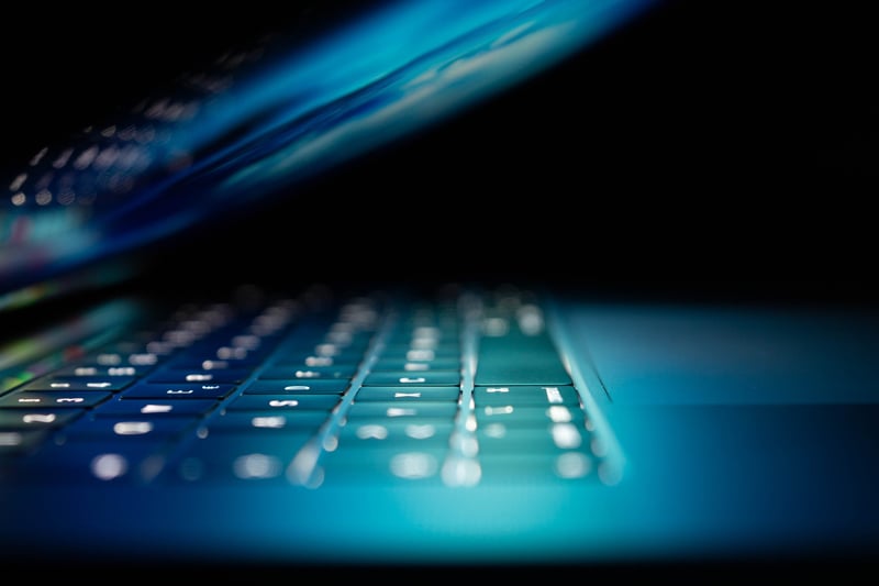 Symbolbild ReMain Fernwartung: Laptop-Tastatur in blauem Licht